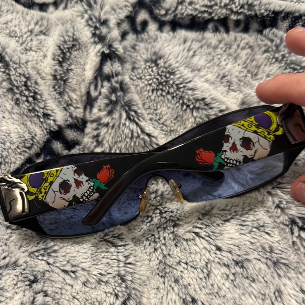 Stylish Black and Sliver Sunglasses Ed Hardy brand skulls on side with 🌹 roses - Picture 8 of 8